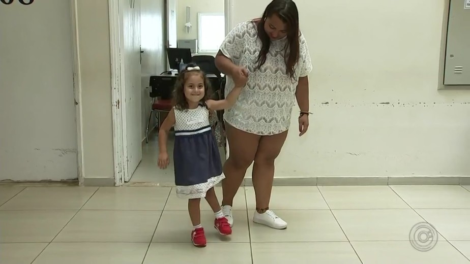 Menina de 4 anos com malformaÃ§Ã£o realiza sonho de andar pela 1Âª vez e calÃ§ar sapatos vermelhos