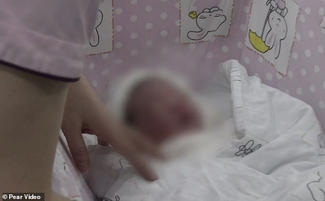 Bebê teria nascido com anticorpos contra a Covid, na China (Foto: Reprodução/Daily Mail)
