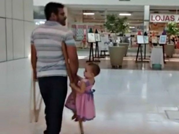 Autônomo diz que tem o hábito de levar a filha na muleta quando ela cansa de andar (Foto: Reprodução )
