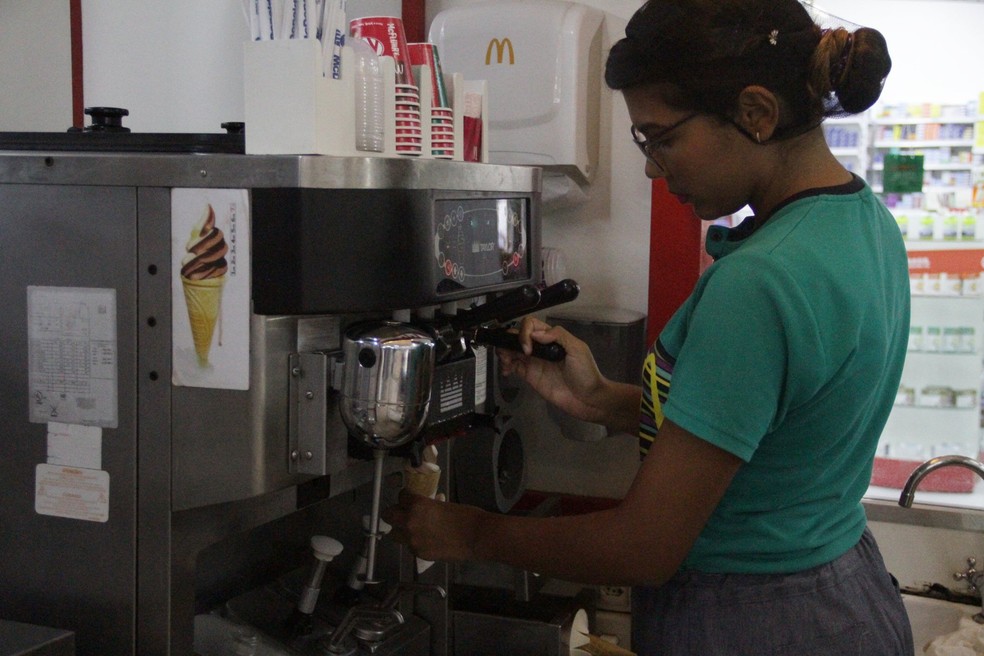 Leidy Rondon é formada em psicologia na Venezuela, mas, refugiada, trabalha vendendo sorvetes no Brasil — Foto: André Resende/G1