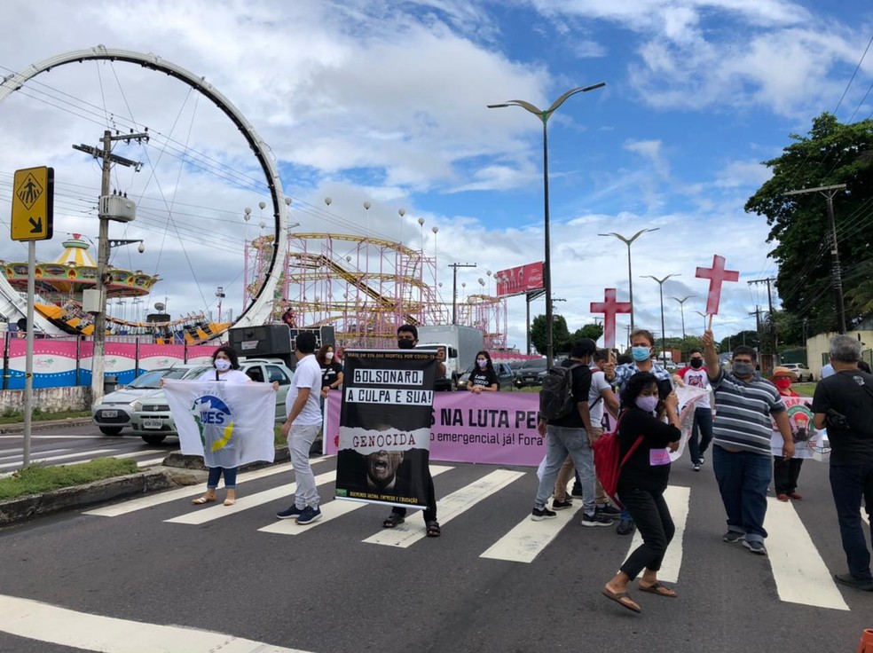 Manifestantes contra Bolsonaro se reúnem em frente a Assembleia Legislativa em Manaus — Foto: Matheus Castro/G1