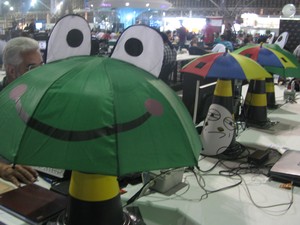 Uma empresa de aplicativos enfeitou a mesa onde está na Campus Party com guarda-chuvas. (Foto: Laura Brentano/G1)