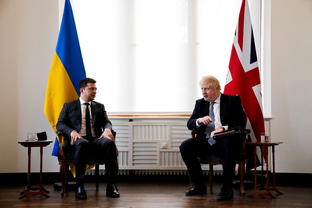 Encontro entre Volodymyr Zelenskiy (esq.) e Boris Johnson (dir.) na conferência de segurança de Munique — Foto: Matt Dunham/Pool via REUTERS