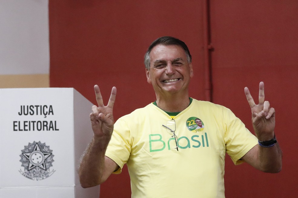  O presidente Jair Bolsonaro votou na manhã deste domingo (30) no Rio de Janeiro — Foto: Bruna Prado, Pool/AP