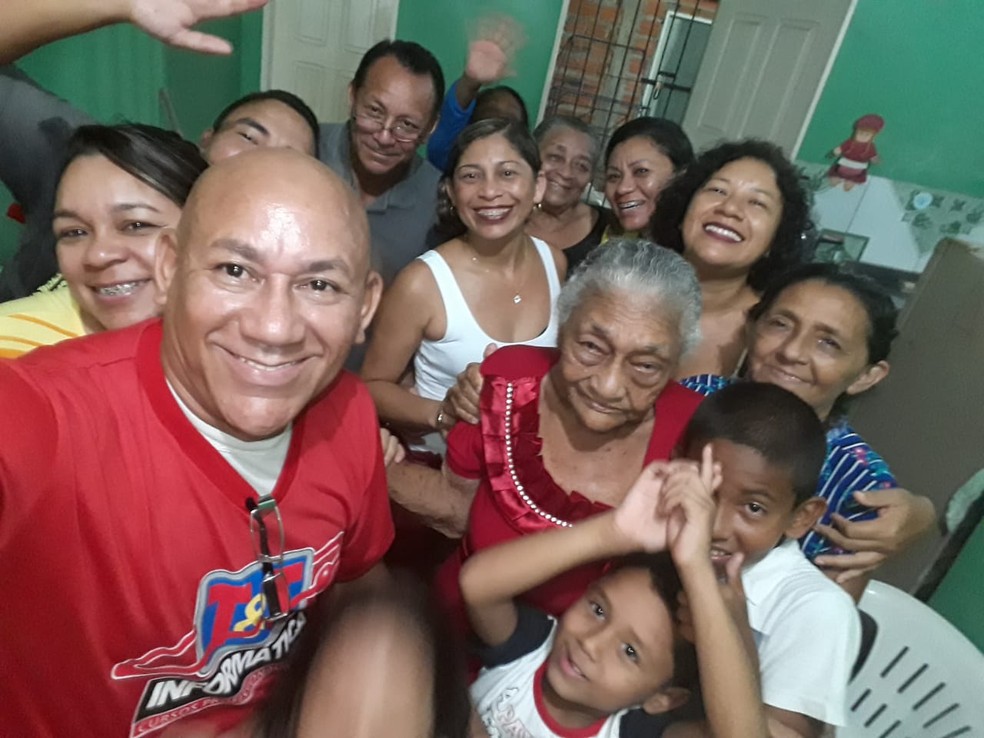 Selfie com parte da família no dia do aniversário (Foto: Madalena Sena/Arquivo Pessoal)