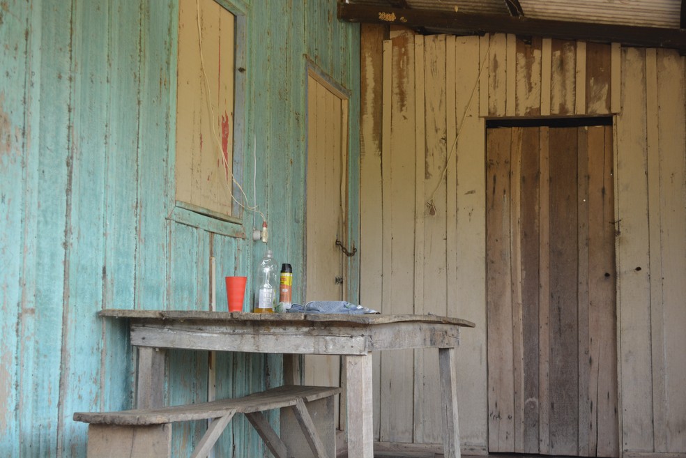Casa ficou fechada durante todo o dia e dono do imóvel resolveu verificar se estava tudo bem, quando encontrou os corpos (Foto: Diêgo Holanda/G1)