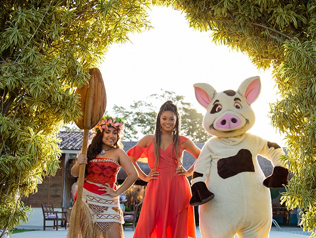 Juliana Alves com os personagens de Moana (Foto: Karina Martini/ Divulgação) Juliana Alves com os personagens de Moana (Foto: Karina Martini/ Divulgação)