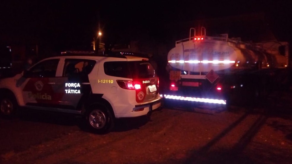 Caminhões com combustível foram escoltados de Bauru até Botucatu (Foto: Polícia Militar / Divulgação )