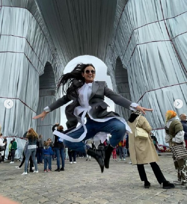 A atriz Demi Moore pulando em frente ao Arco do Triunfo, em Paris (Foto: Instagram)