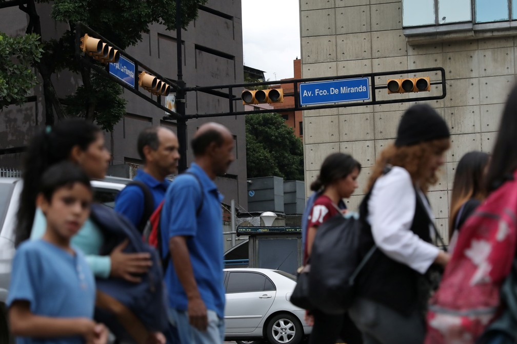 Semáforo não funciona em dia de blecaute em Caracas, na Venezuela — Foto: Manaure Quintero/Reuters