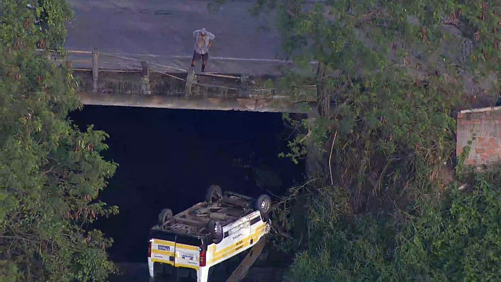 Van cai em canal de Santa Cruz — Foto: Reprodução/TV Globo