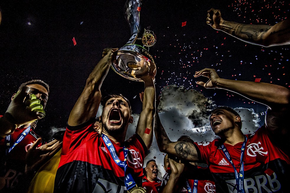 Rodrigo Caio comemora o título do Flamengo no Brasileiro — Foto: Alexandre Vidal/Flamengo