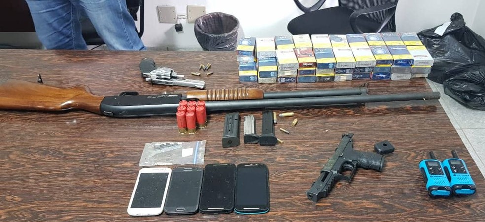 Armas, munições, telefones e cigarros foram apreendidos na ação — Foto: Polícia Civil / Divulgação
