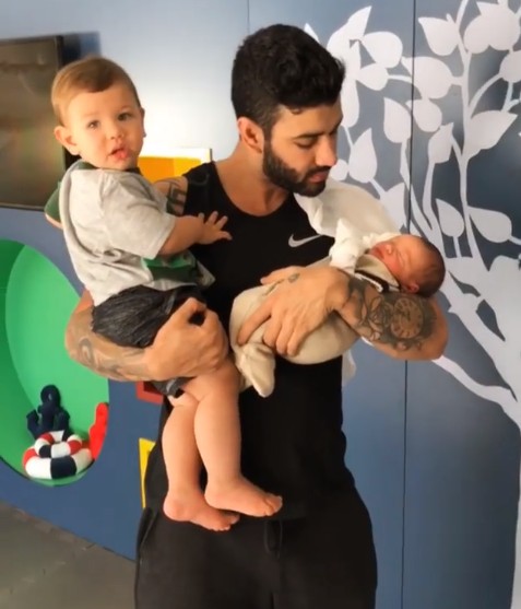 O cantor Gusttavo Lima com os filhos Gabriel e Samuel (Foto: Reprodução Instagram)