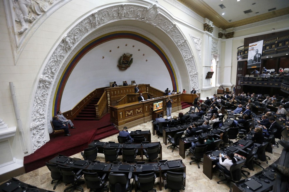 Deputado Henry Ramos Allup fala em sessão desta segunda-feira (7) no Parlamento da Venezuela (Foto: AP Photo/Ariana Cubillos)
