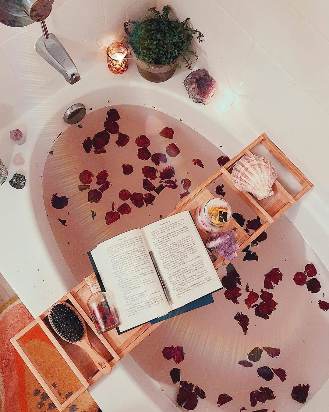Banho aromatizado e relaxante (Foto: reprodução Instagram @cosmicvaleria)