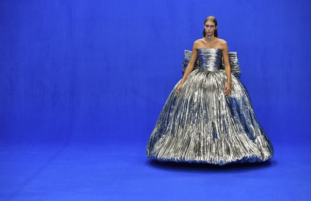 PARIS, FRANCE - SEPTEMBER 29: A model walks the runway during the Balenciaga Ready to Wear Spring/Summer 2020 fashion show as part of Paris Fashion Week on September 29, 2019 in Paris, France. (Photo by Victor VIRGILE/Gamma-Rapho via Getty Images) (Foto: Gamma-Rapho via Getty Images)