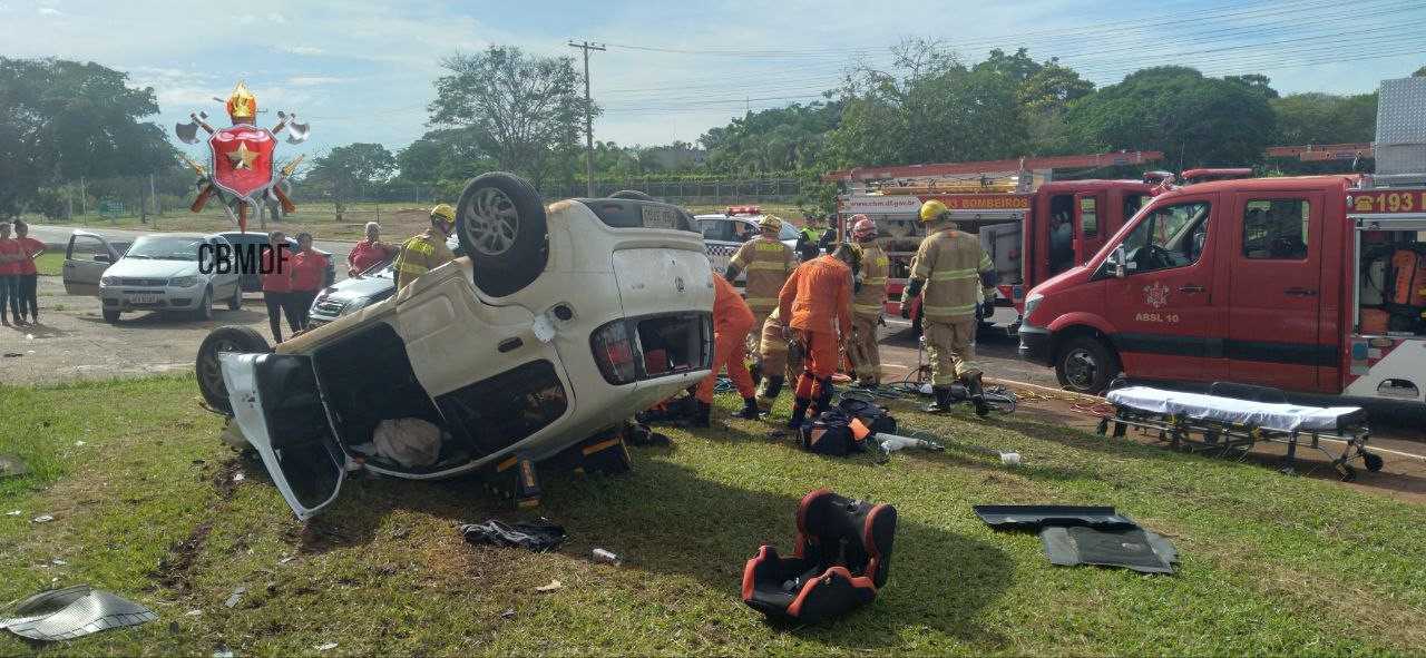 Motorista fica preso às ferragens após capotar carro próximo à Catedral, em Brasília