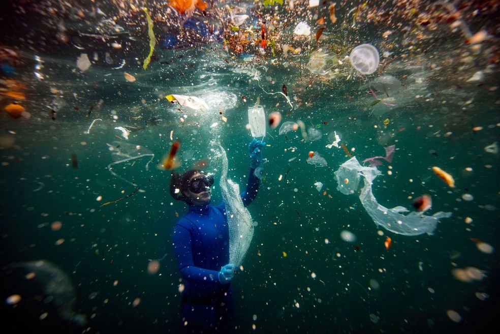 Mergulhadora nada entre o lixo gerado pela Covid-19 — Foto: Sebnem Coskun / TNC Photo Contest 2021