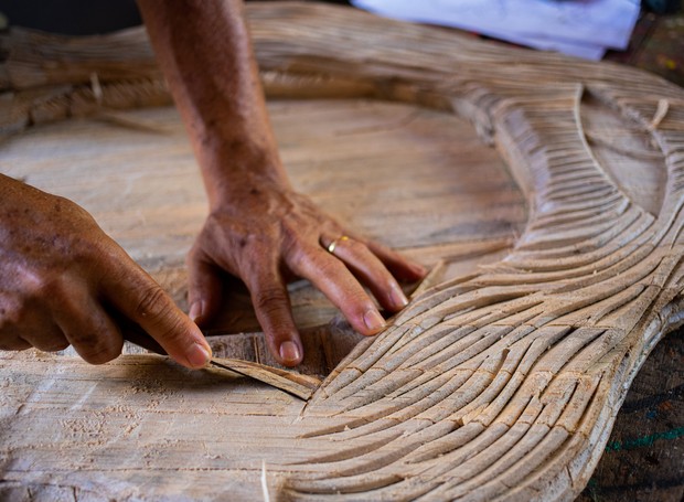 Processo de entalhe da madeira de miriti na Associação Miritong, em Abaetetuba - PA (Foto: Aline Fidelix / Artesol / Divulgação )