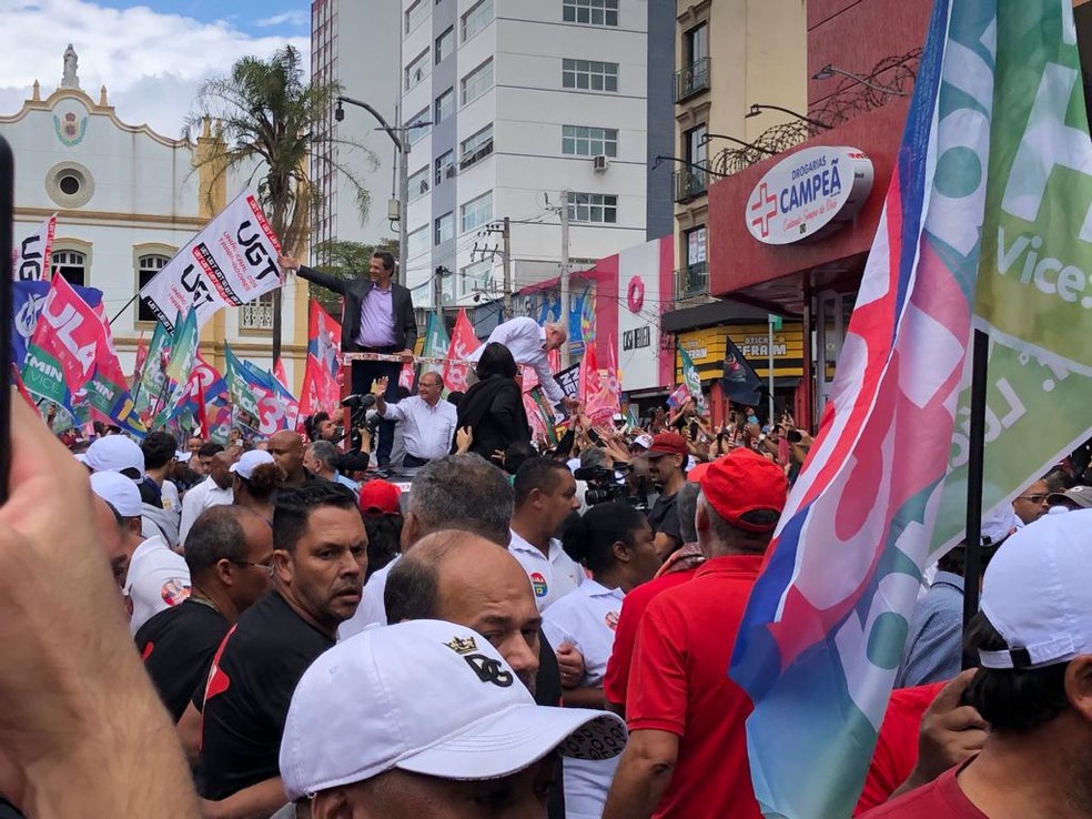 Caminha em Guarulhos com apoiadores do PT — Foto: Renato Biazzi/TV Globo