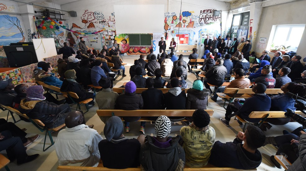 Foto de fevereiro de 2016 mostra imigrantes em uma aula para refugiados e requerentes de asilo em Munique, na Alemanha — Foto: Christof Stache/AFP