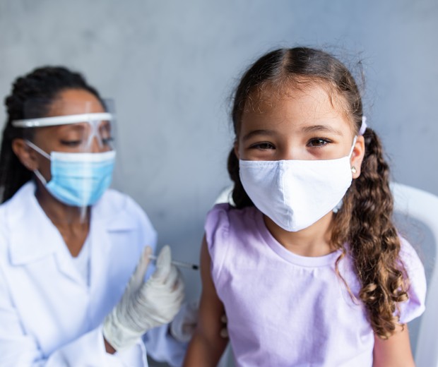 Veja como vacinar as crianças com segurança na pandemia (Foto: Getty)