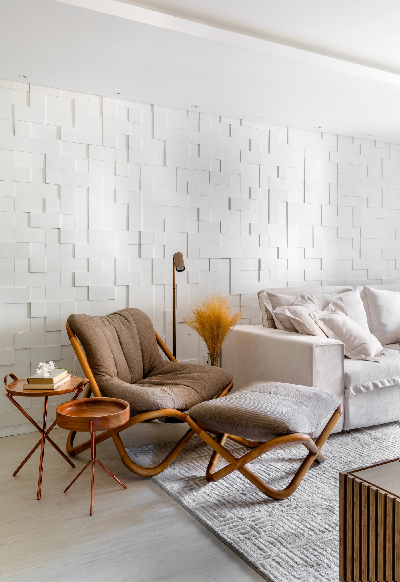 Décor do dia: sala de estar tem paleta  neutra e parede com textura (Foto: Fábio Junior Severo)
