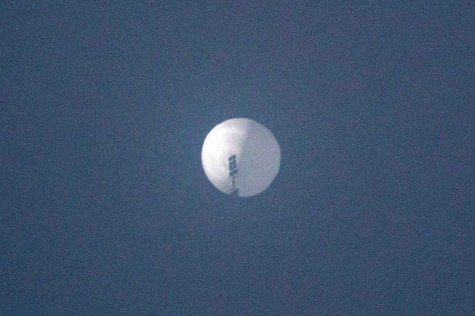 Suposto balão espião chinês no céu sobre Billings, Montana, nos EUA