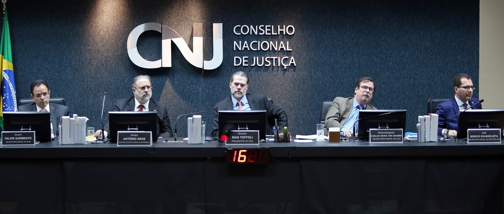 O ministro Dias Toffoli (ao centro) durante sessÃ£o do Conselho Nacional de JustiÃ§a (CNJ) â Foto: Luiz Silveira/AgÃªncia CNJ