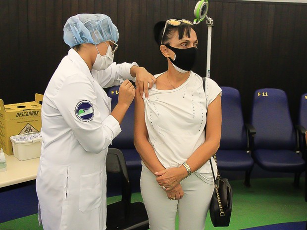 Cininha de Paula toma vacina contra Covid-19 em posto do Rio (Foto: Alexsandro Mendonça)
