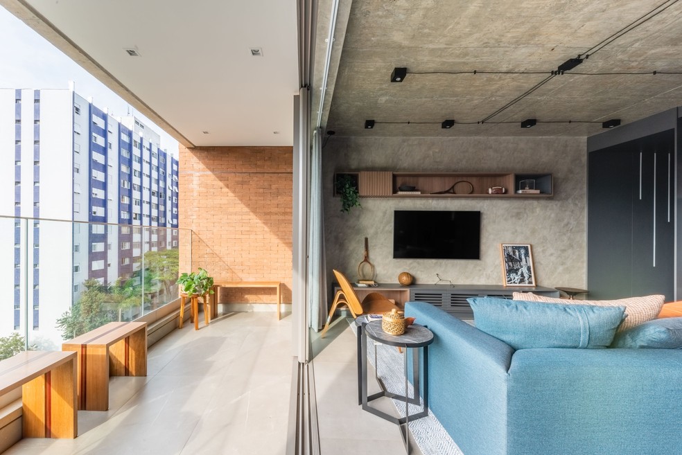 DÚPLEX DE RAFAEL: Vista da varanda do irmão, onde é possível observa bem o espelhamento dos apartamentos e a área de home theater — Foto: Guilherme Pucci