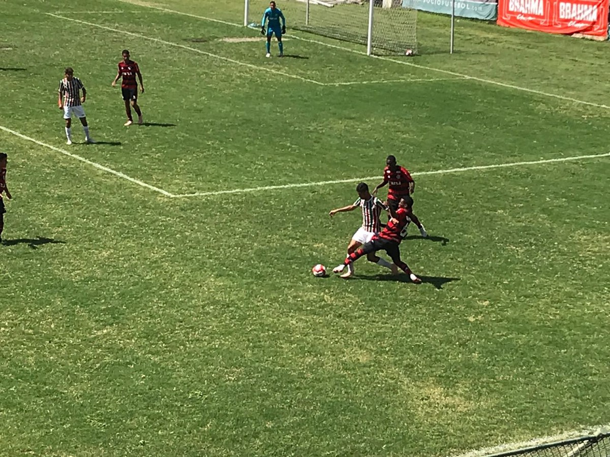 Flamengo vence o Fluminense como visitante e larga na frente na final ...