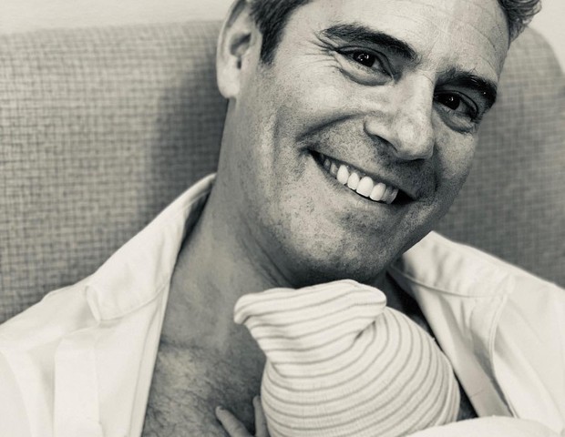 Andy Cohen apresenta o filho, Benjamin (Foto: Reprodução/Instagram)