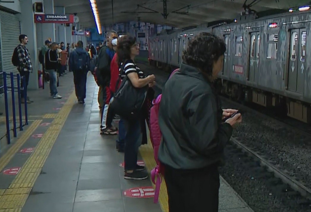 Trens da Trensurb operam com intervalo de até 20 minutos durante greve dos metroviários em Porto Alegre