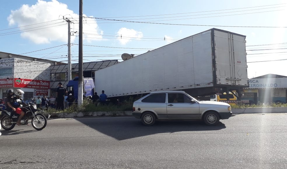 CaminhÃ£o quebrou na avenida JoÃ£o Medeiros Filho, no IgapÃ³, Zona Norte de Natal â€” Foto: Julianne Barreto/Inter TV Cabugi