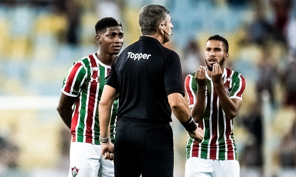 Central do Apito diz que árbitro deveria ter dado pênalti para o Santos e  anulado gol do Flamengo, brasileirão série a