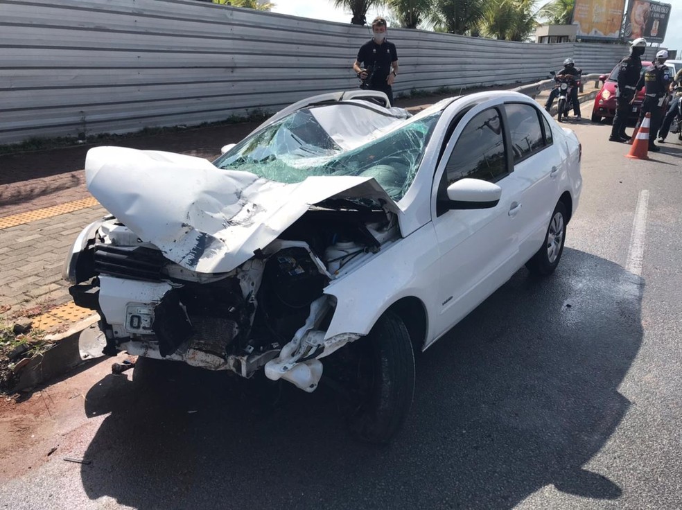 Poste cai em carro ap&oacute;s batida e motorista consegue sair antes de ser atingida em Natal &mdash; Foto: Carlos Dhaniel/Inter TV Cabugi