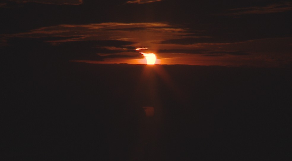 Eclipse solar em Porto Alegre, capital observou o fenômeno que atingiu 57% de cobertura. — Foto: Reprodução/RBS TV