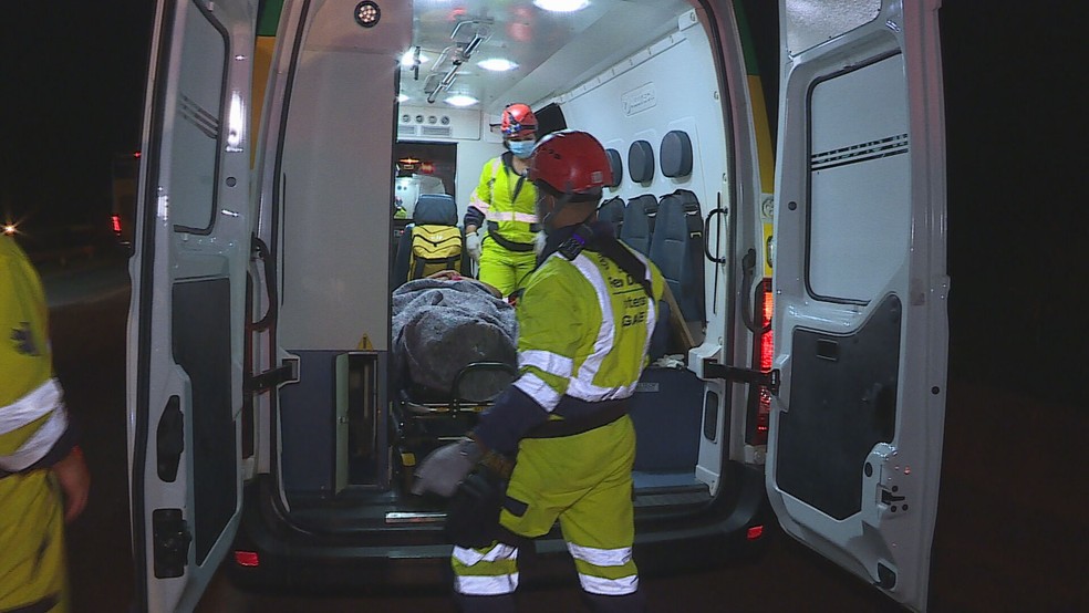 V&iacute;timas foram socorridas em ambul&acirc;ncias da concession&aacute;ria que administra a rodovia. &mdash; Foto: TV Globo/Reprodu&ccedil;&atilde;o