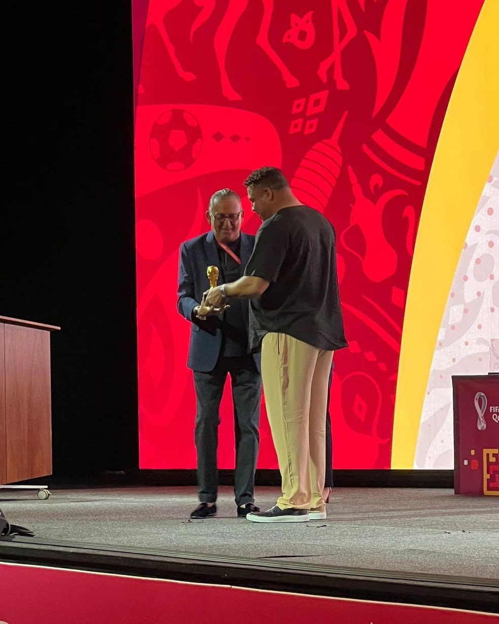 Galvão Bueno recebe prêmio da FIFA e da AIPS das mãos de Ronaldo — Foto: Reprodução/Instagram