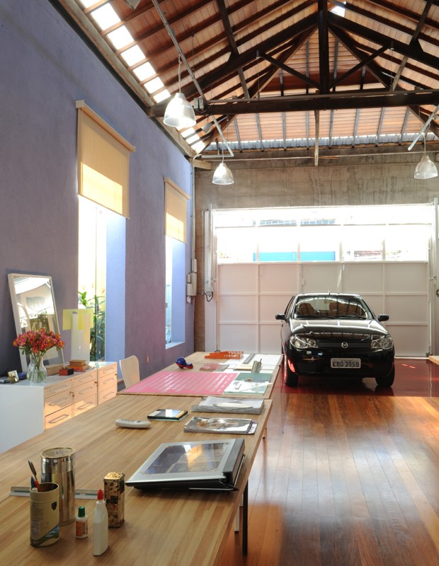 A garagem passou a dividir espaço com o escritório da proprietária Maria Luiza Correa, da M&M Arquitetura.  (Foto: Marcelo Magnani)