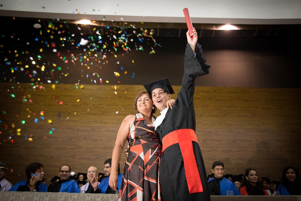 Graça ao lado do filho Bruno Rocha na formatura dele  — Foto: Arquivo pessoal 