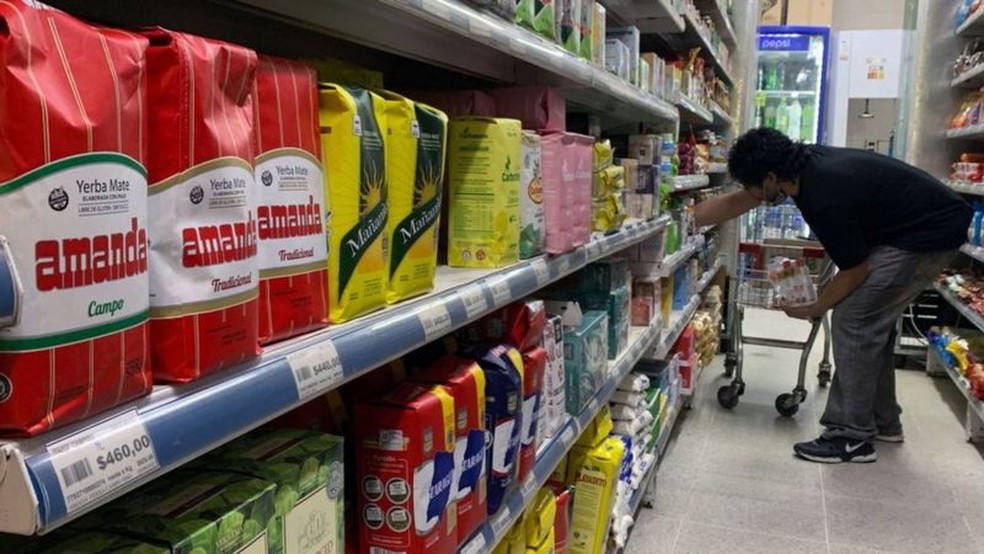 Preços de itens básicos, como comida, subiram vertiginosamente. — Foto: BBC