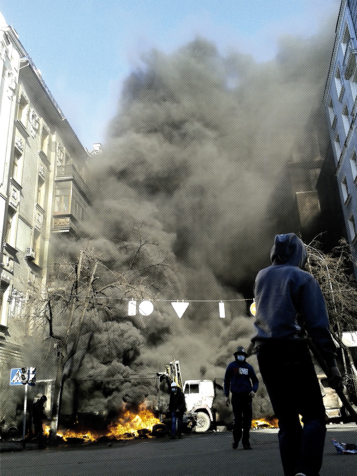 O horror, o horror: Na praça central da capital Kiev, manifestantes incendeiam pneus para deter os policiais (Foto: Ilya Porkalov)
