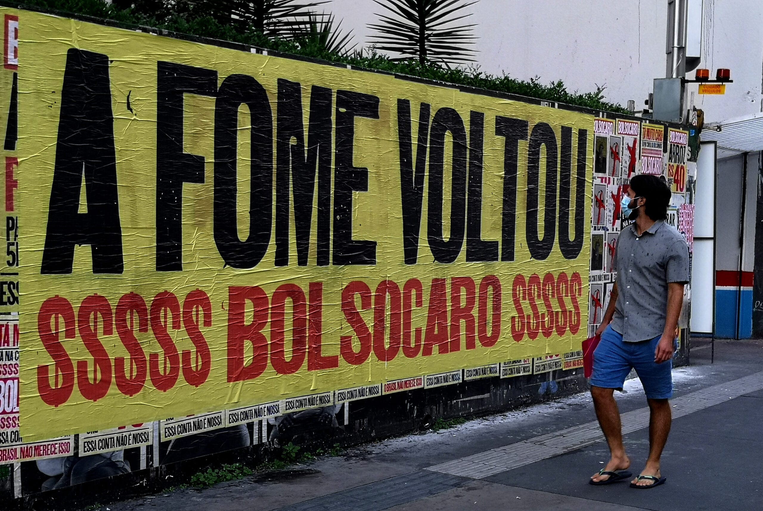  Insegurança alimentar aumentou de 36,6% em 2018 para 52% em 2020. Acima, lambe-lambe em muro na Avenida Paulista em protesto ao aumento da fome no país durante o governo de Jair Bolsonaro. (Foto: Roberto Parizotti)