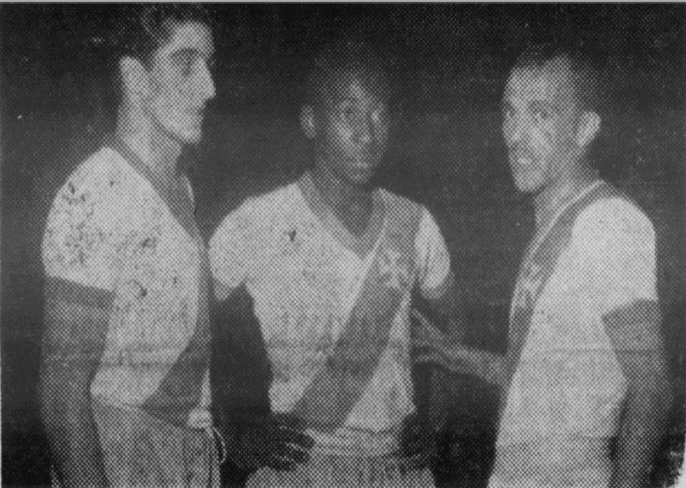 Em 1957, Pel disputou com quatro jogos com a camisa do Vasco  Foto: Reproduo/Jornal dos Sports