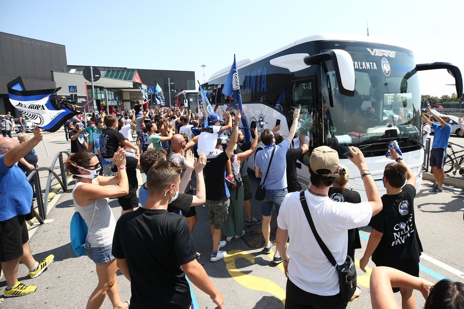 Atalanta Chega A Italia Apos Queda Para O Psg E Fas Se Juntam Para Aplaudir Delegacao Liga Dos Campeoes Ge