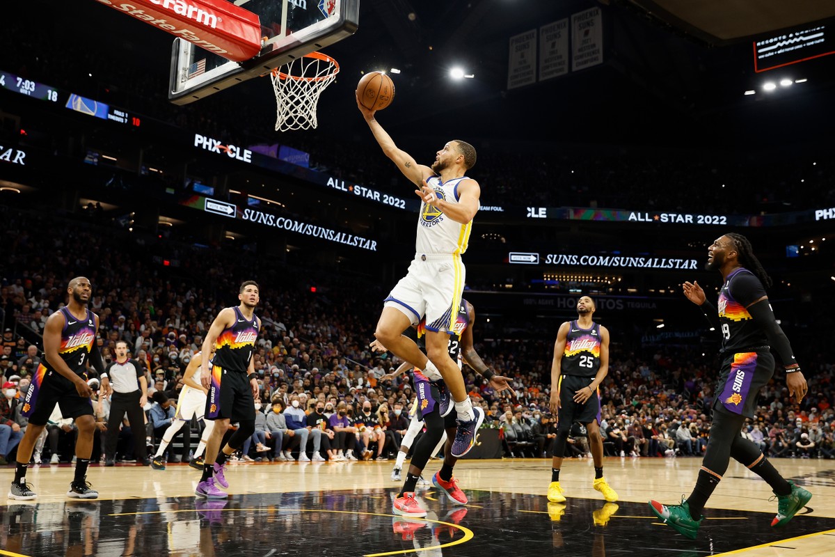 Curry dá show, Porter decide, e os Warriors batem os Suns em Phoenix.