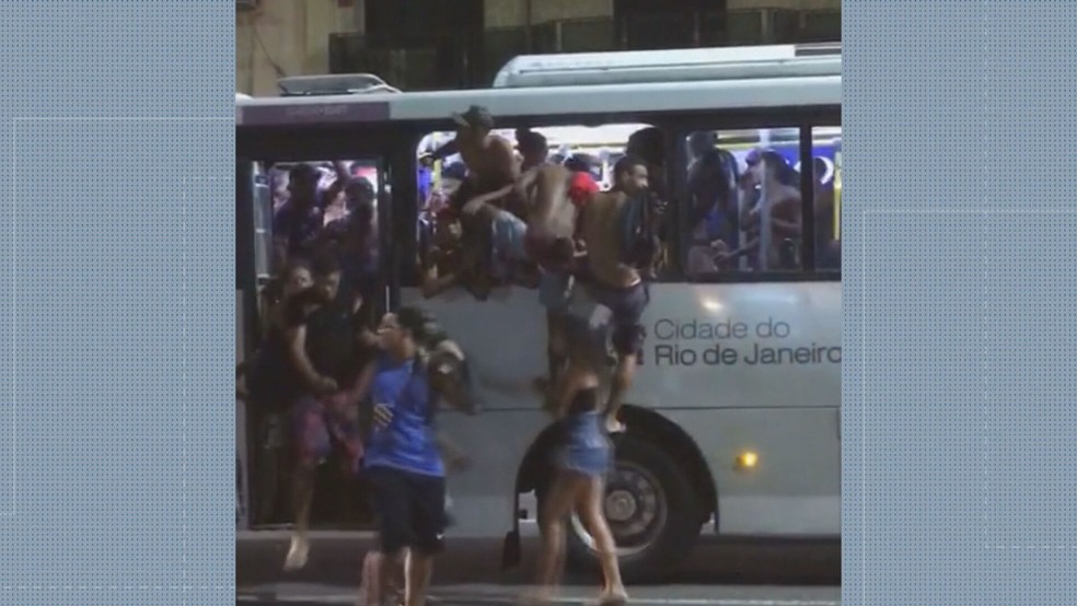Volta para casa foi marcada por pessoas entrando em ônibus pela janela em Copacabana, na Zona Sul do Rio — Foto: Reprodução/ TV Globo